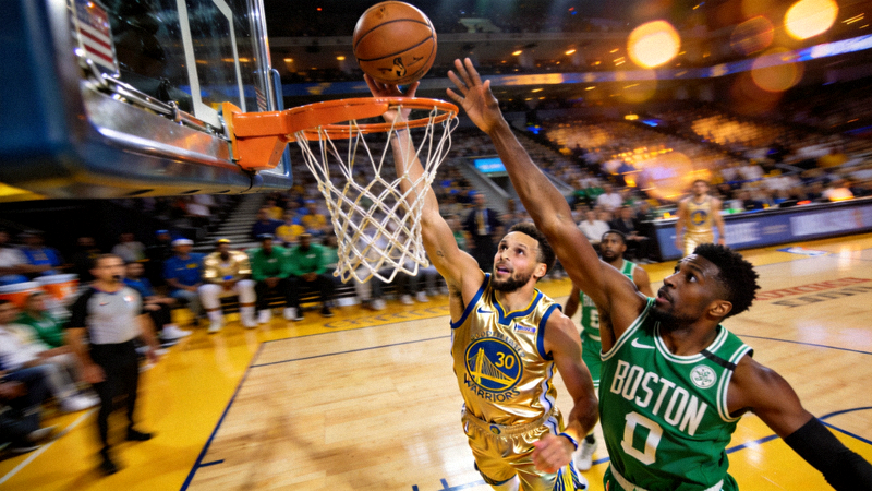 NBA总决赛金州勇士与波士顿凯尔特人球员篮下对抗精彩镜头